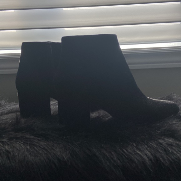 Black velour booties. Never worn - Picture 3 of 4
